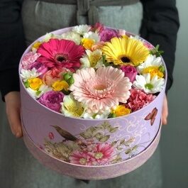 Композиция из роз и хризантемы