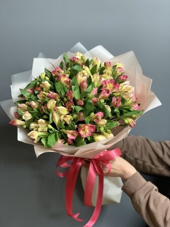 Яркий букет из альстромерий