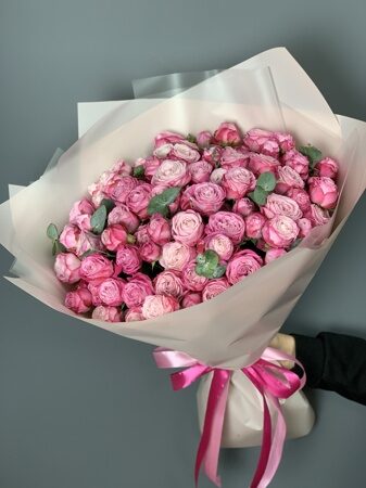 Роскошный букет из пионовидной кустовой розы