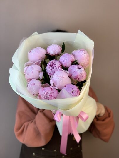 Букет из 11 розовых пионов