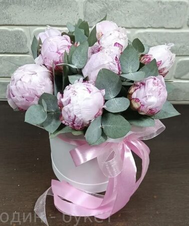 Коробочка из пионов с эвкалиптом