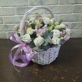 Корзина с ароматной маттиолой и эустомой