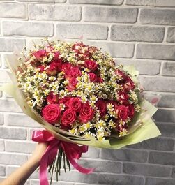Букет ромашек и кустовых роз