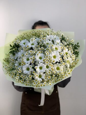 Букет из ромашек и хризантем с зеленью
