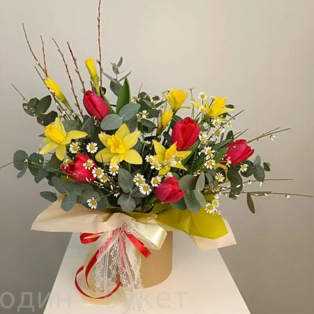Коробочка из тюльпанов, нарциссов, ромашки