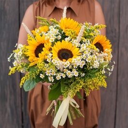 Букет из 20 ромашек и 7 подсолнухов