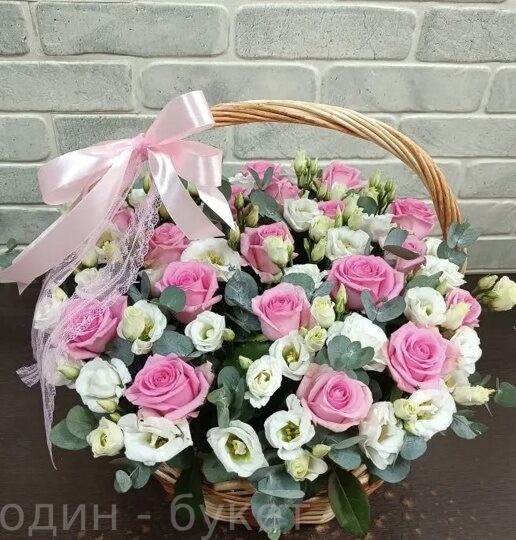 Корзина из роз, эустомы и эвкалипта