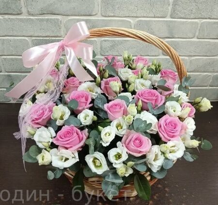 Корзина из роз, эустомы и эвкалипта