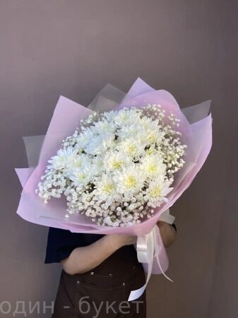 Букет из 5 кустовых хризантем и 5 белых гипсофил