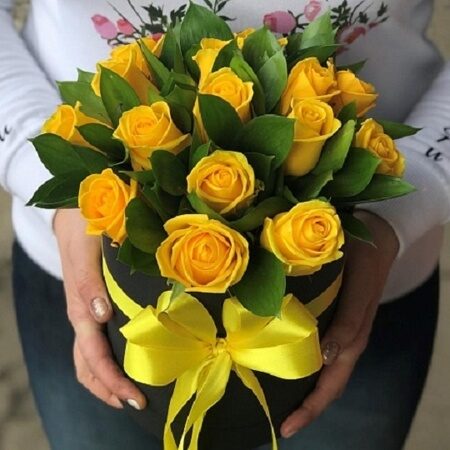 Желтые розы в шляпной коробке