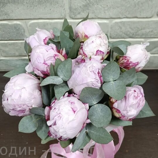 Коробочка из пионов с эвкалиптом