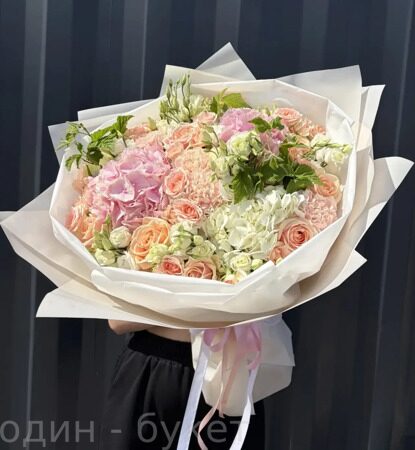 Букет из гортензий, эустом, роз, диантусов, зелени