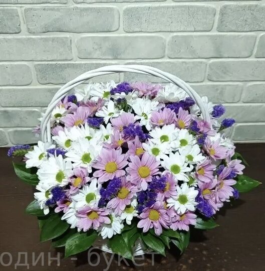 9 хризантем в корзине