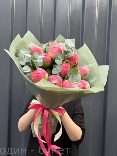 Букет из коралловых пионов с эвкалиптом