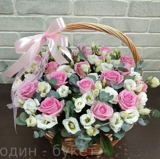 Корзина из роз, эустомы и эвкалипта