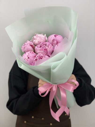 Букет из 7 розовых пионов