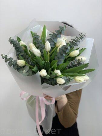 Букет белых тюльпанов и эвкалипта